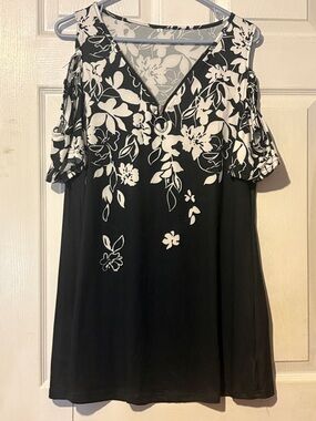Women’s Black & White Floral Cold-Shoulder Top 3X fits like XL or 2X